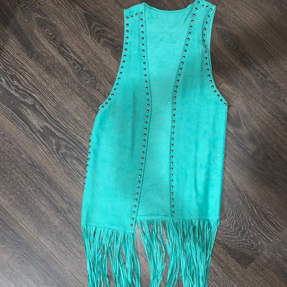 turquoise vest!